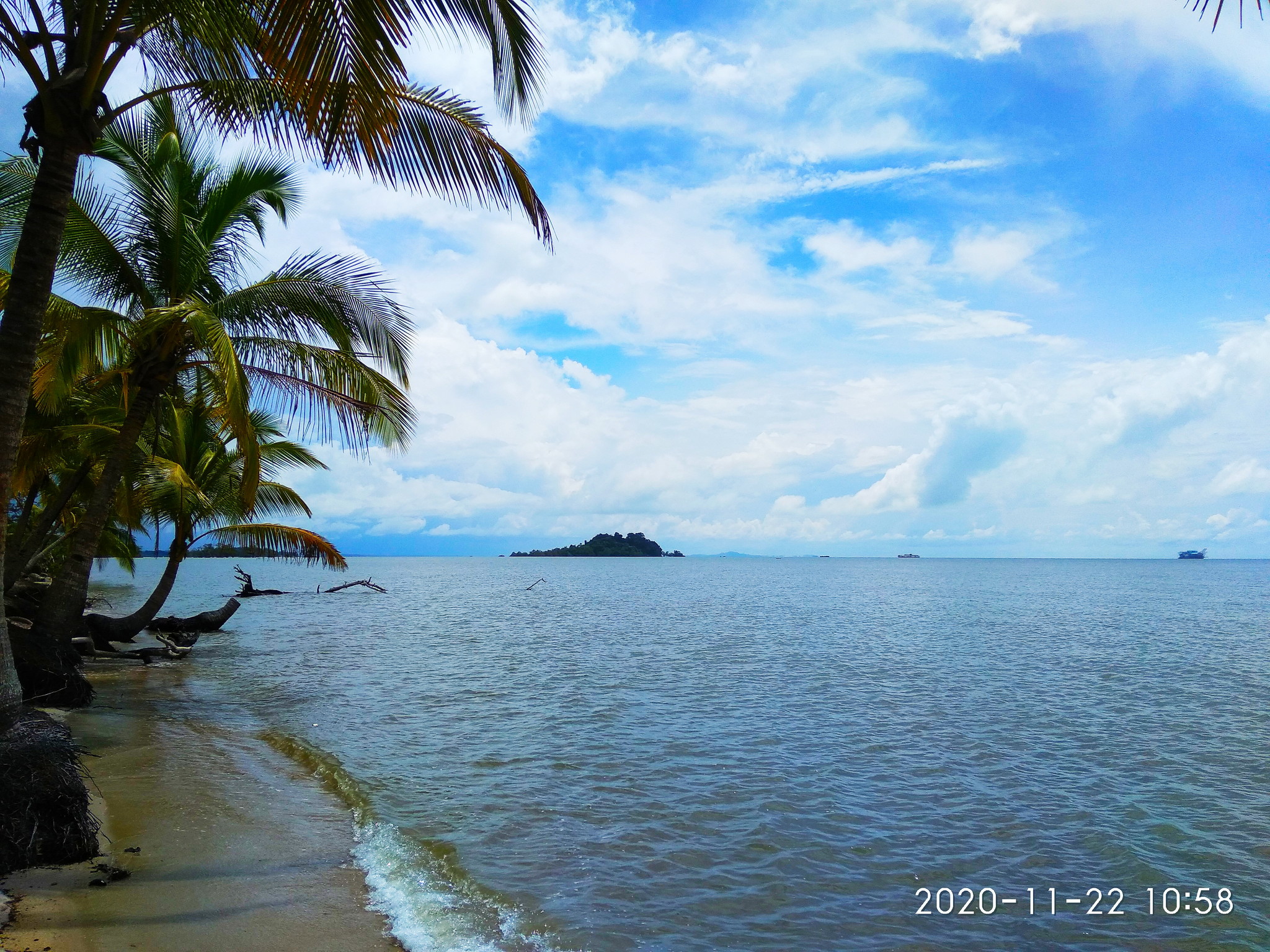 Pemandamgan Pantai Dan Pulau Kecil